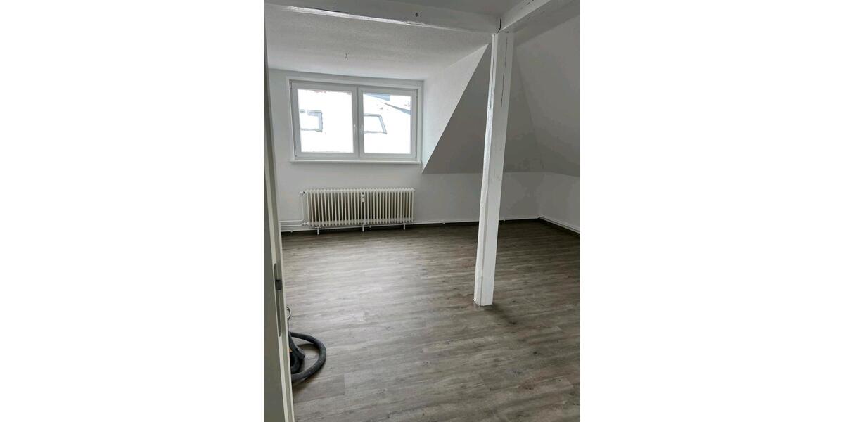 Dachgeschoßwohnung Braunschweig - 3 Zimmer, 100 m&sup2;, 700&euro; | Angebot:25963583