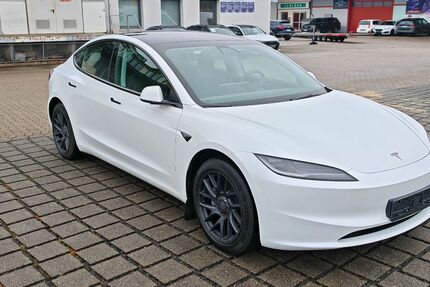 Tesla Model 3 19.361 km 41.970 &euro; Braunschweig 38112
