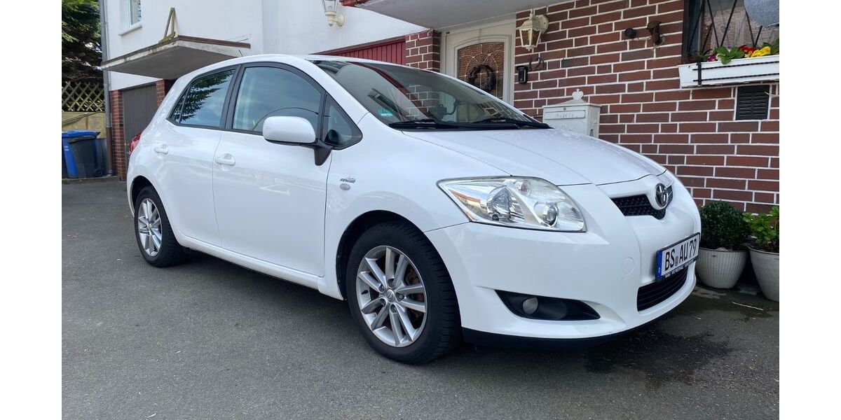 Toyota Auris 140.854 km 4.300 &euro; Braunschweig 38116