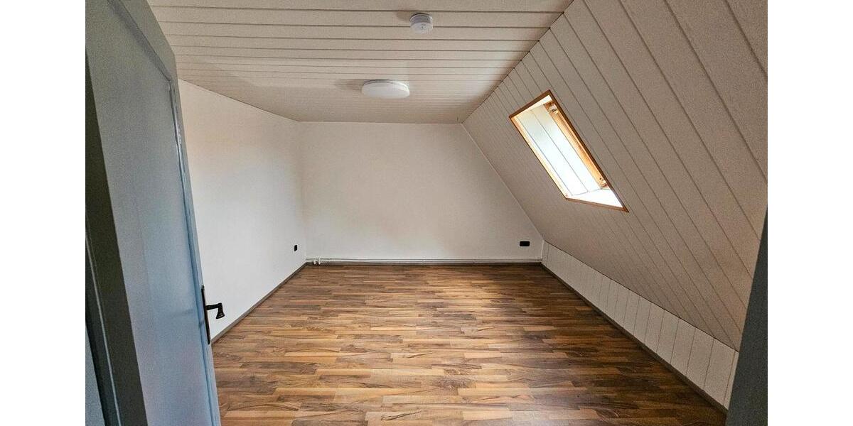 Einfamilienhaus Hillerse - 8 Zimmer, 220 m&sup2;, 1.400&euro; | Angebot:26635930